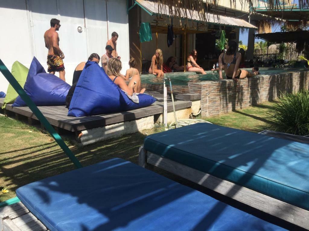 Sunny Surf Lodge Hostel Canggu  Exterior photo